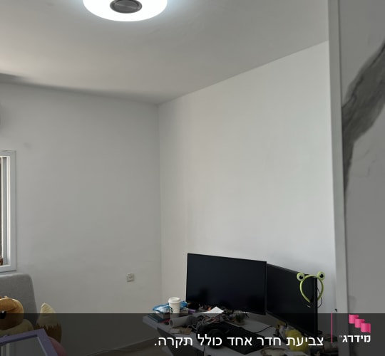 חדר עם קירות צבועים בלבן ותקרה לבנה